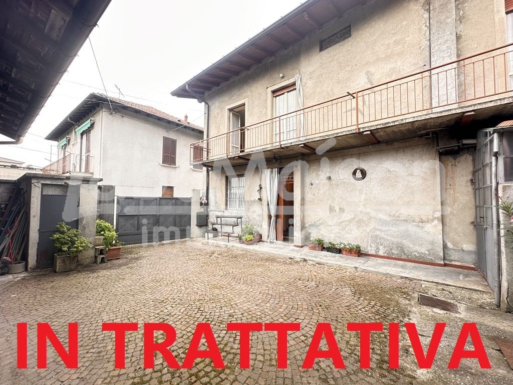 GAVIRATE porzione con cortile