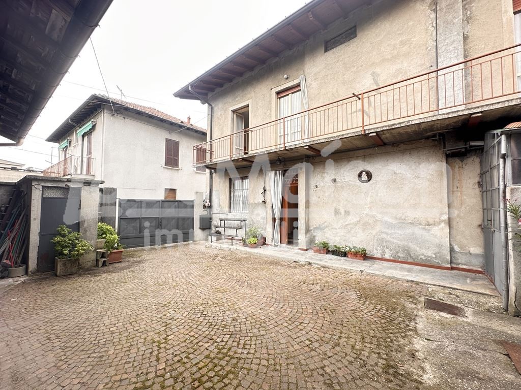 GAVIRATE porzione con cortile