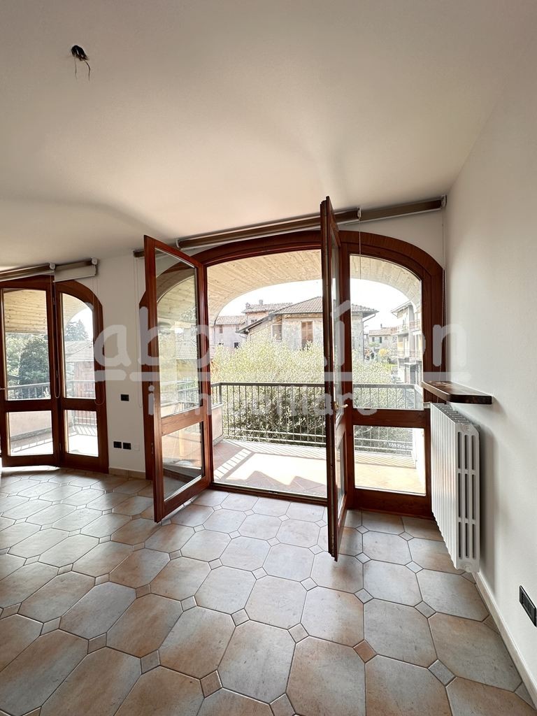 GAVIRATE Oltrona al lago trilocale con box