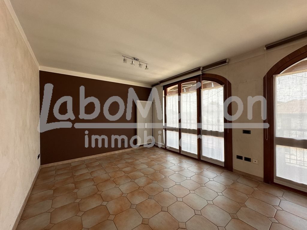GAVIRATE Oltrona al lago trilocale con box